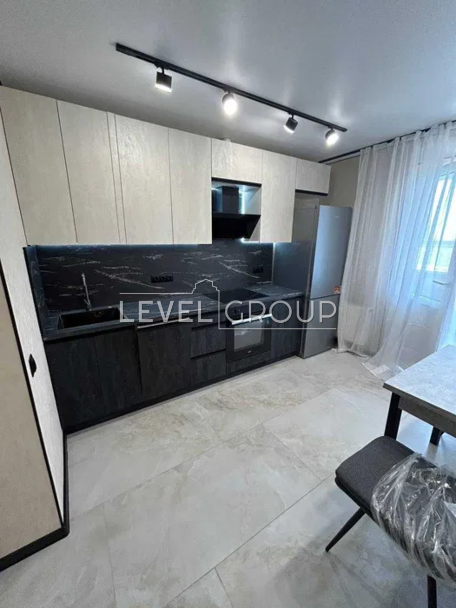 Металургів, 35