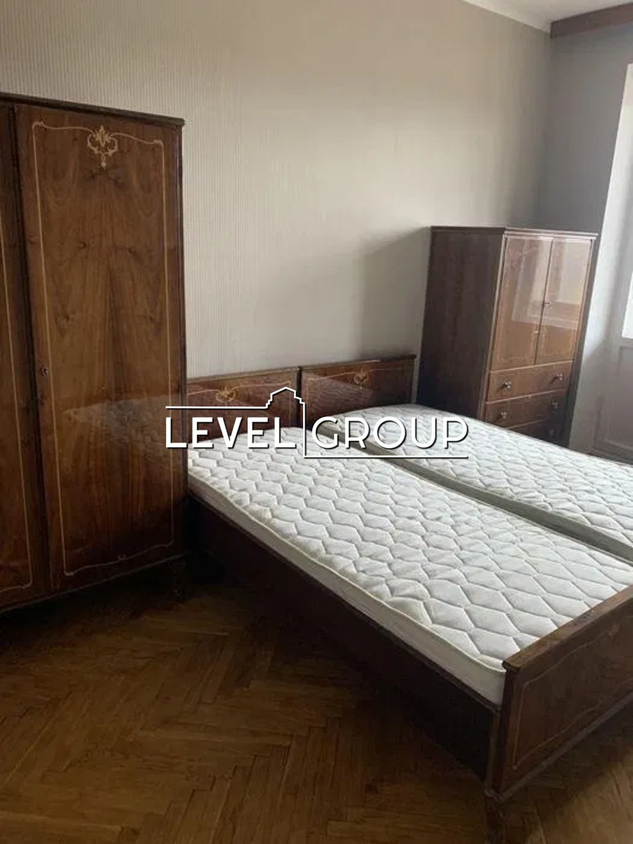 name_en
