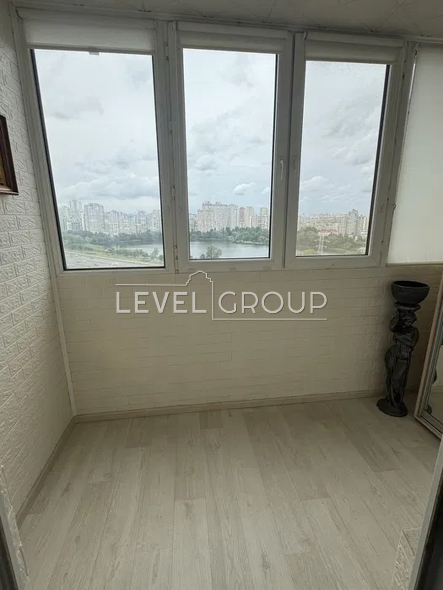 Mykola Bazhan Avenue, 36