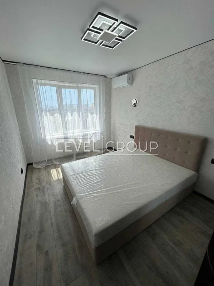 Металургів, 35