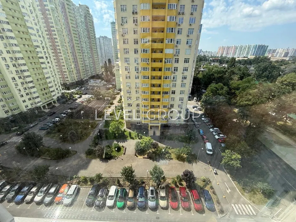Воскресенська вул., 18
