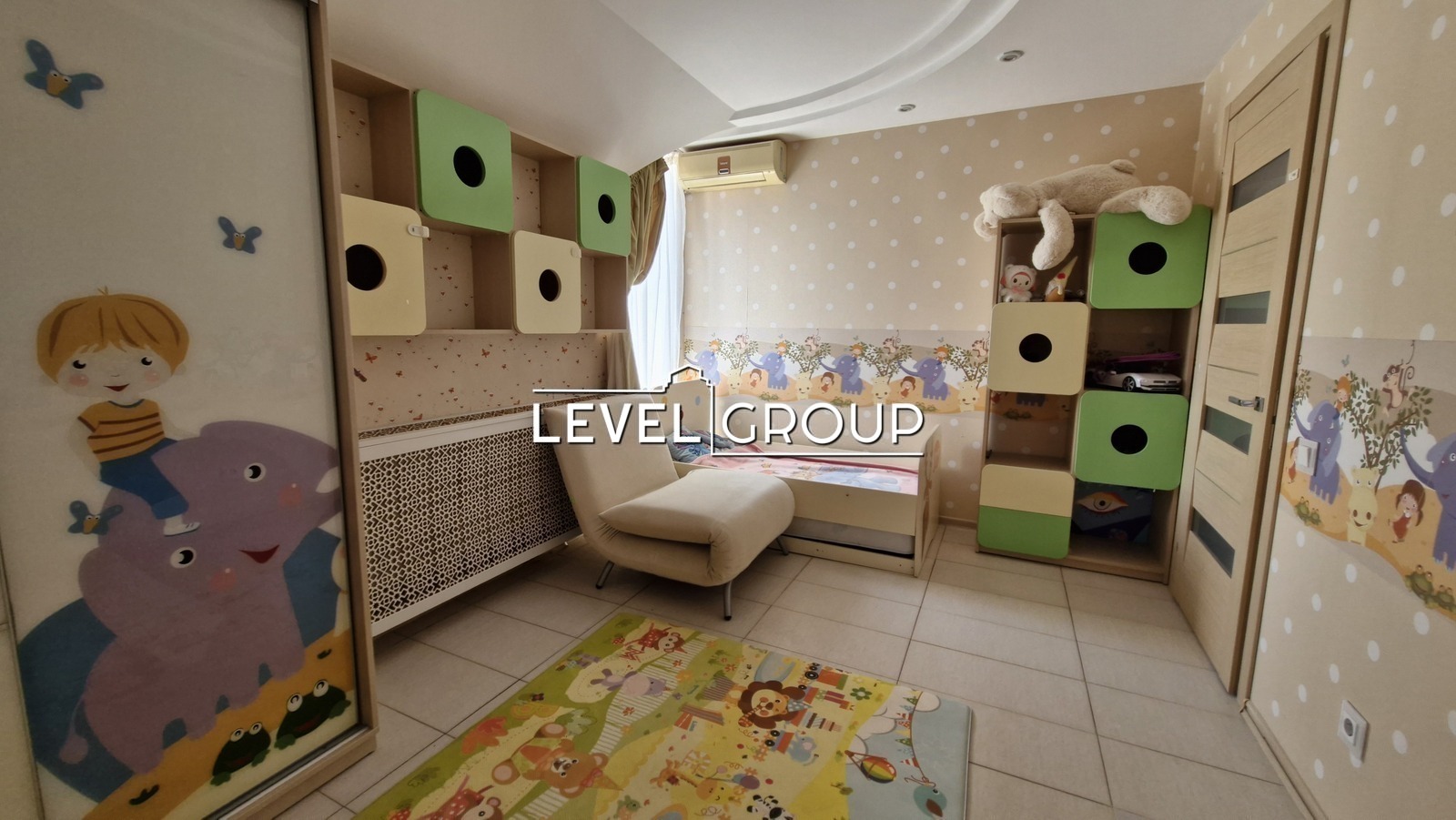 name_en