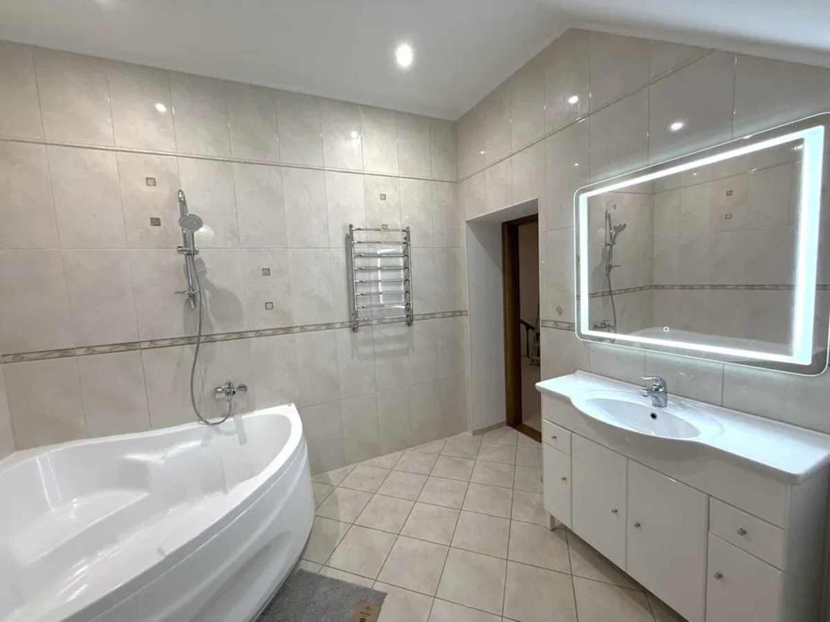 Київська, 12