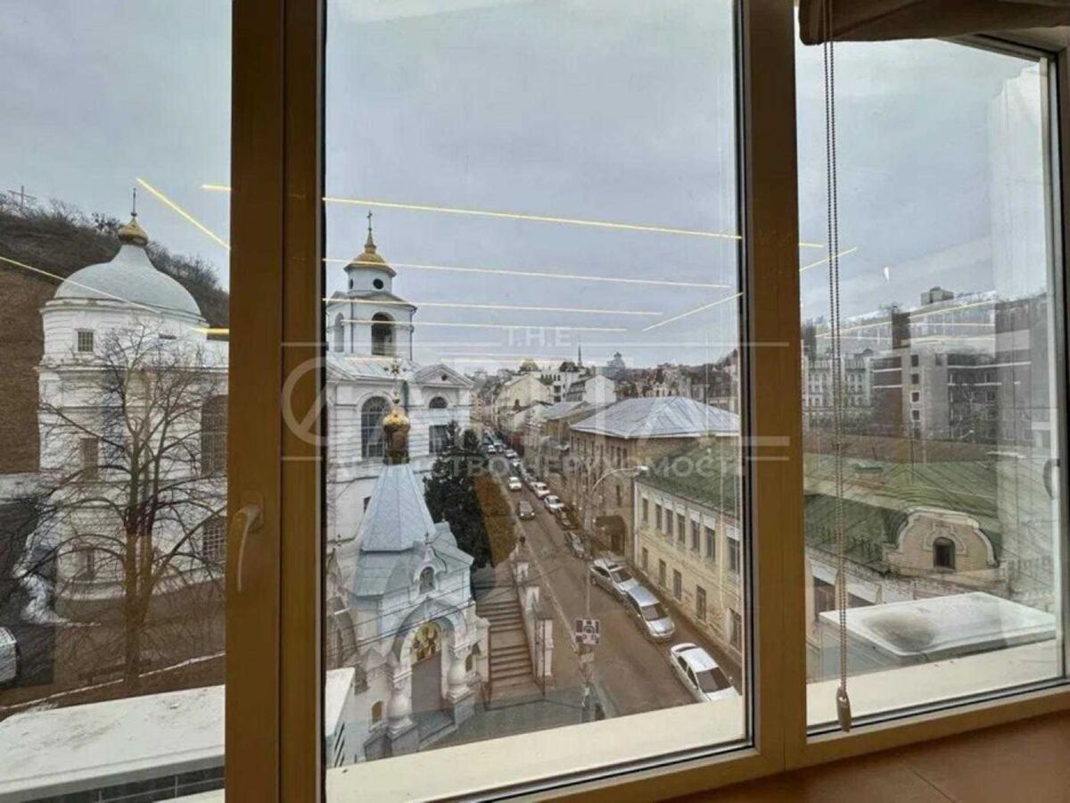 Verkhniy Val St., 2