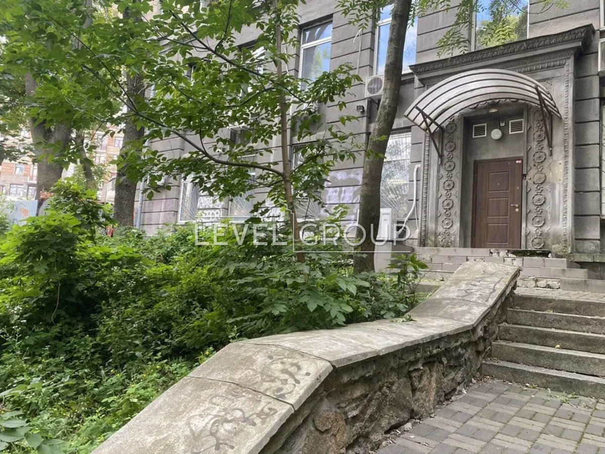 Mykhaylo Kotsiubynskyi St., 1