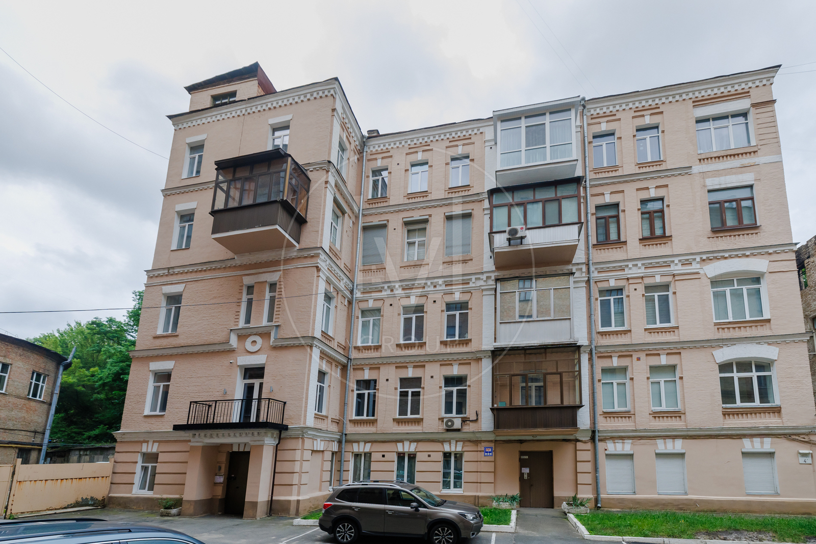 Mykhaylo Hrushevskoho St., 4a