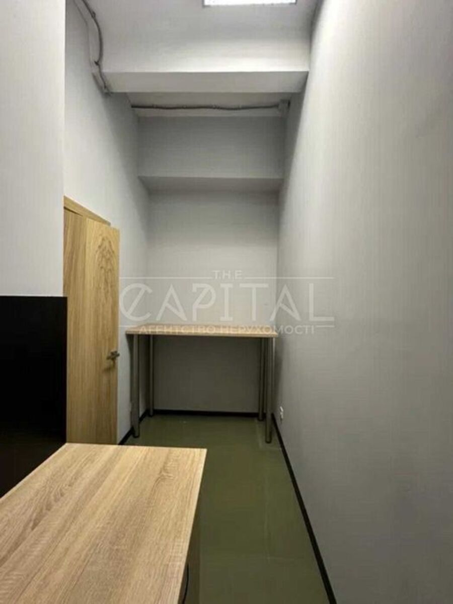 Verkhniy Val St., 2
