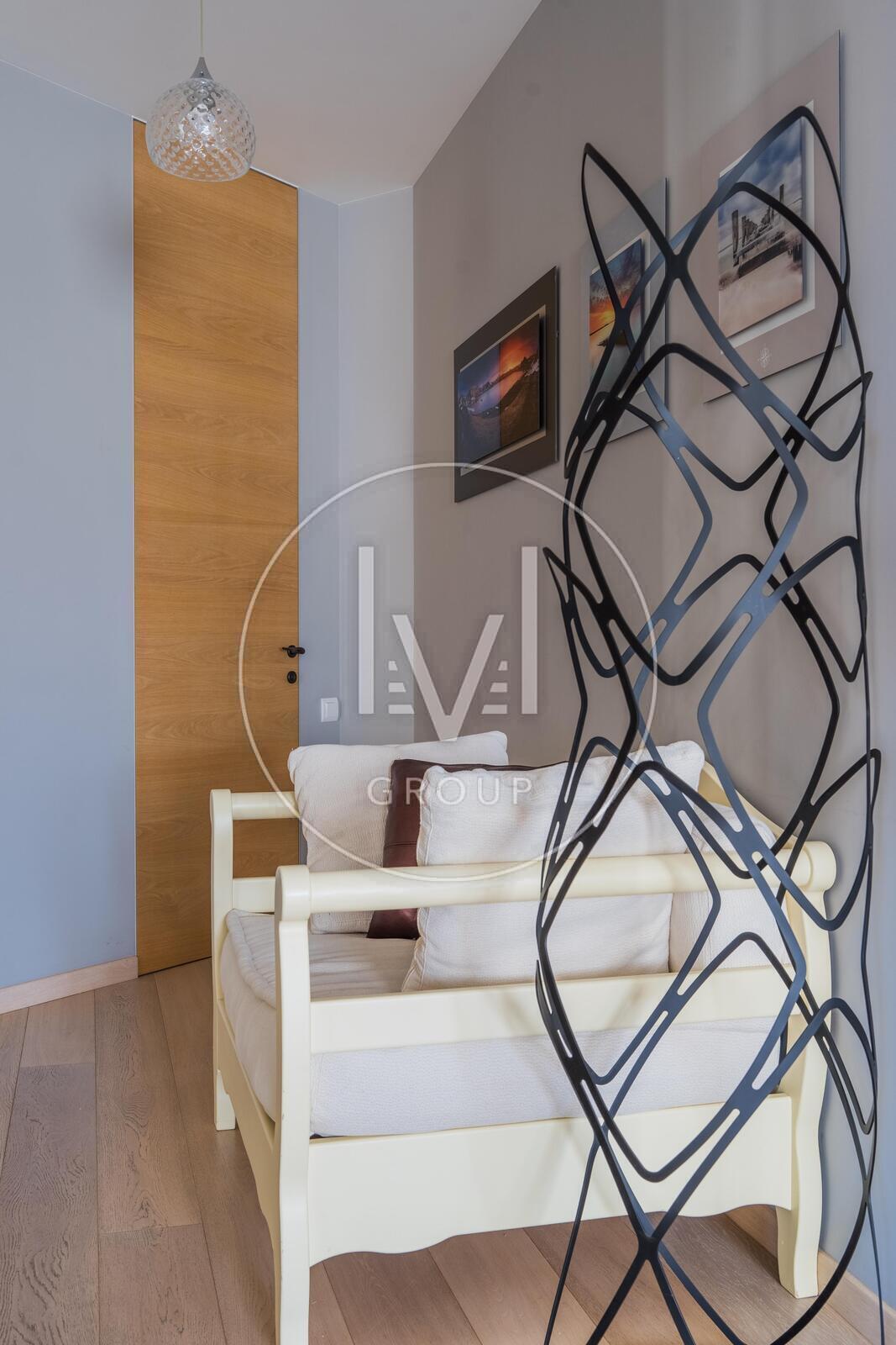 Andriy Verhoglyada str. (Mykhaila Dragomirova), 20