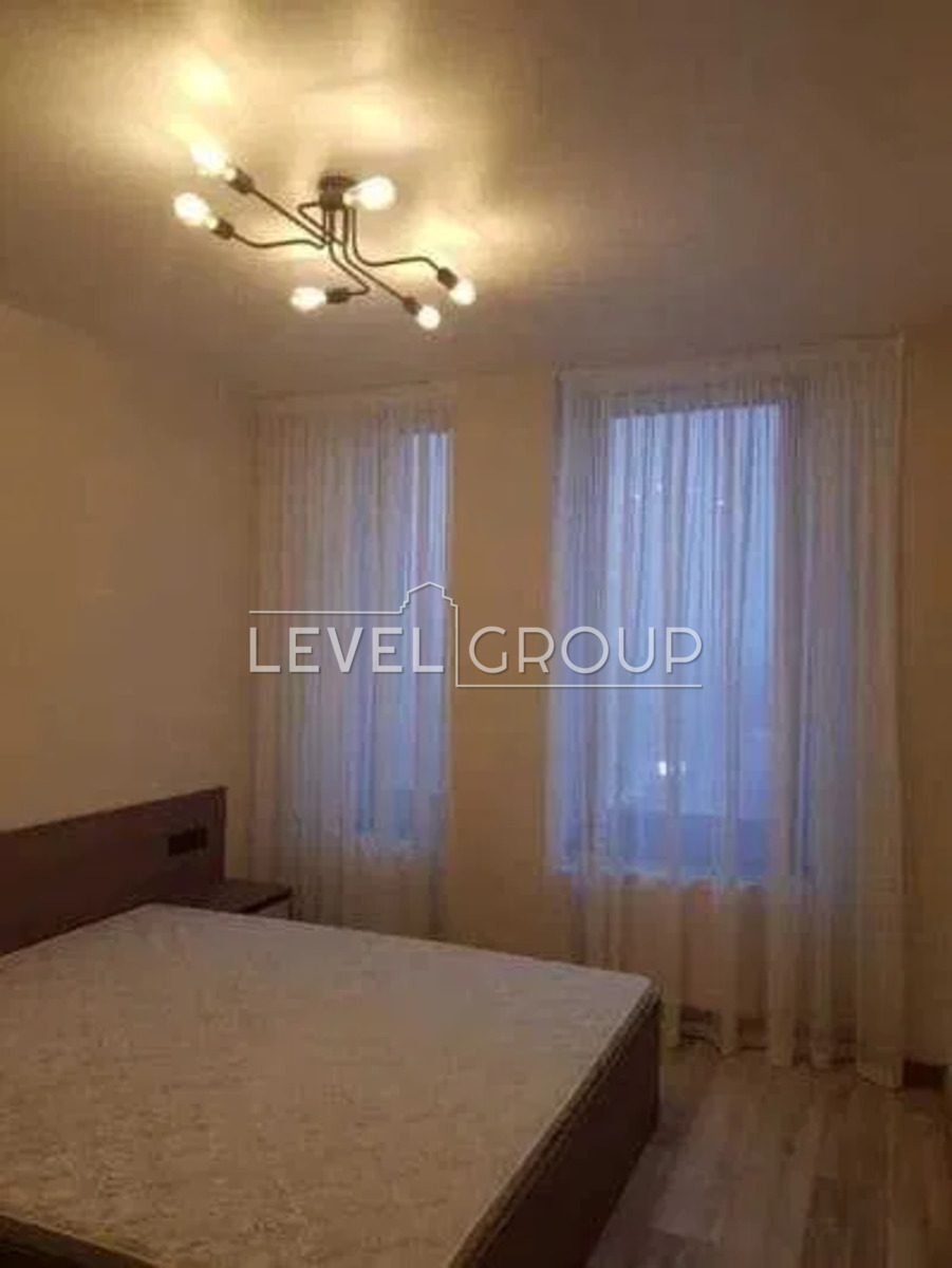 Beresteyskyi Ave. (Poles)