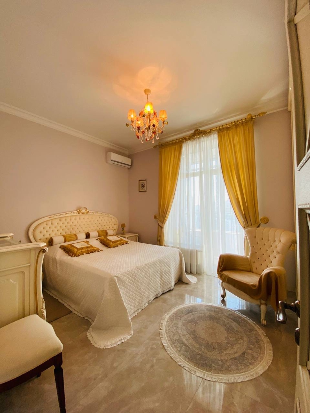 Lesi Ukrainky Blvd., 7V