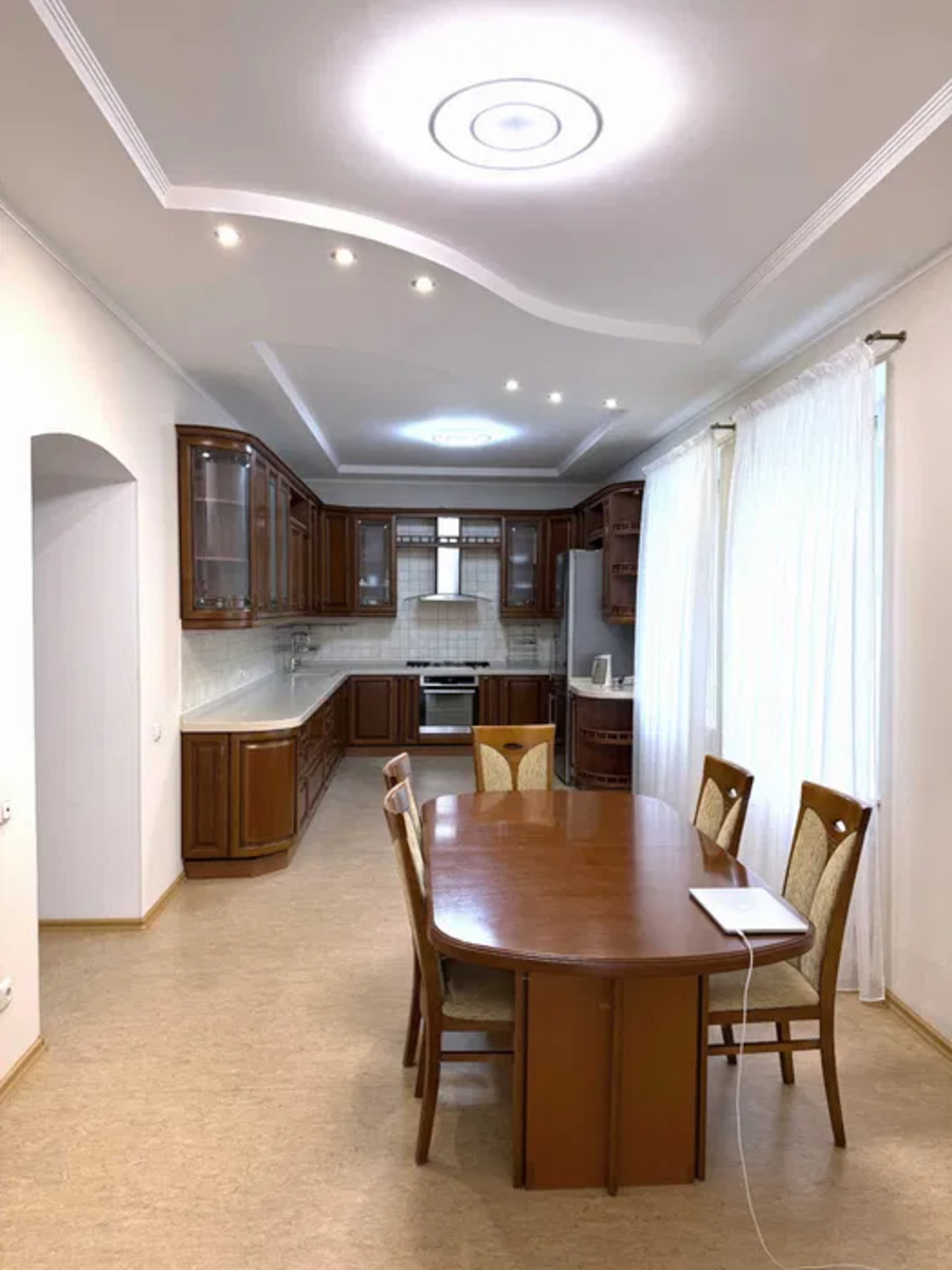 Київська, 12