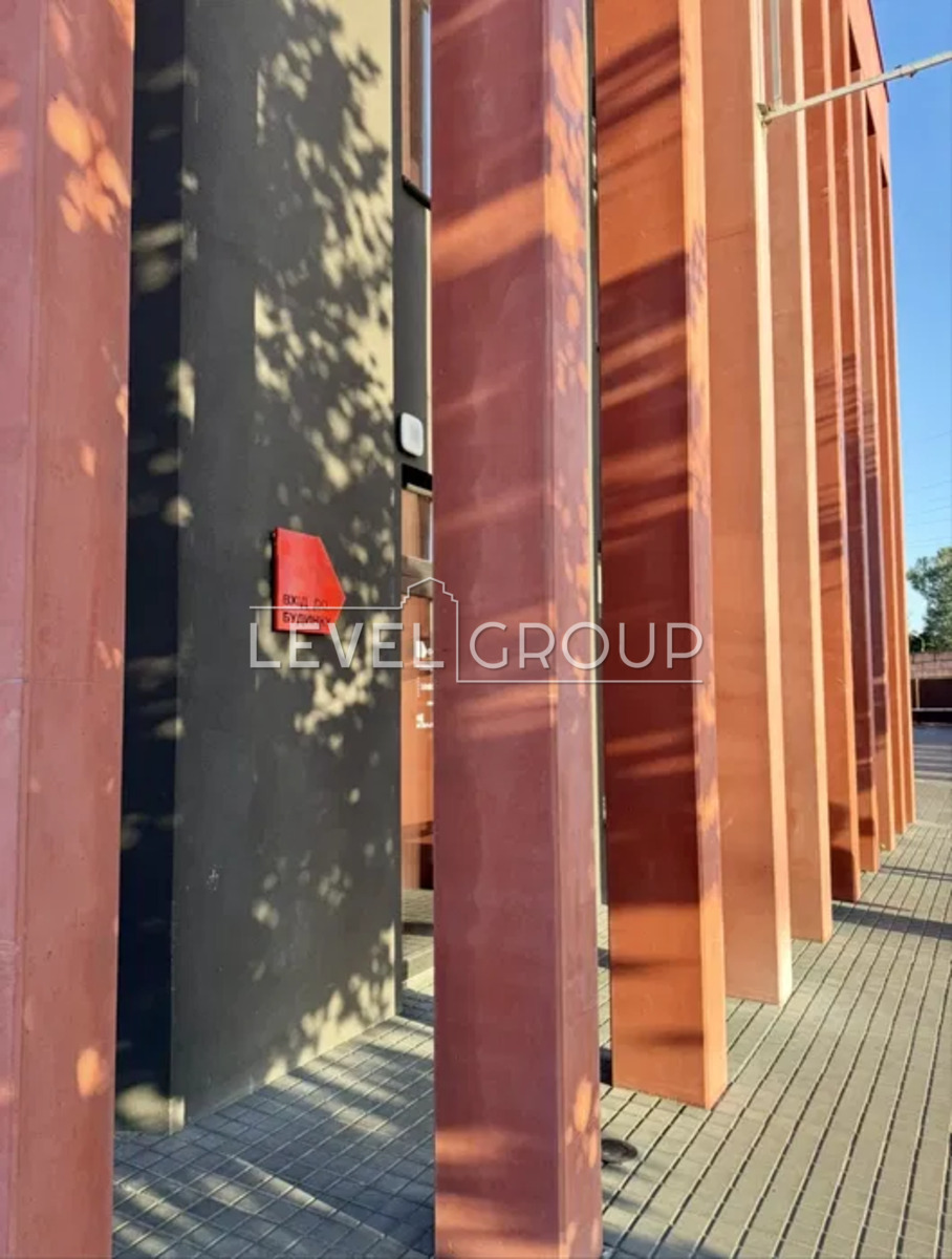 Набережно-Рибальська дорога, 27