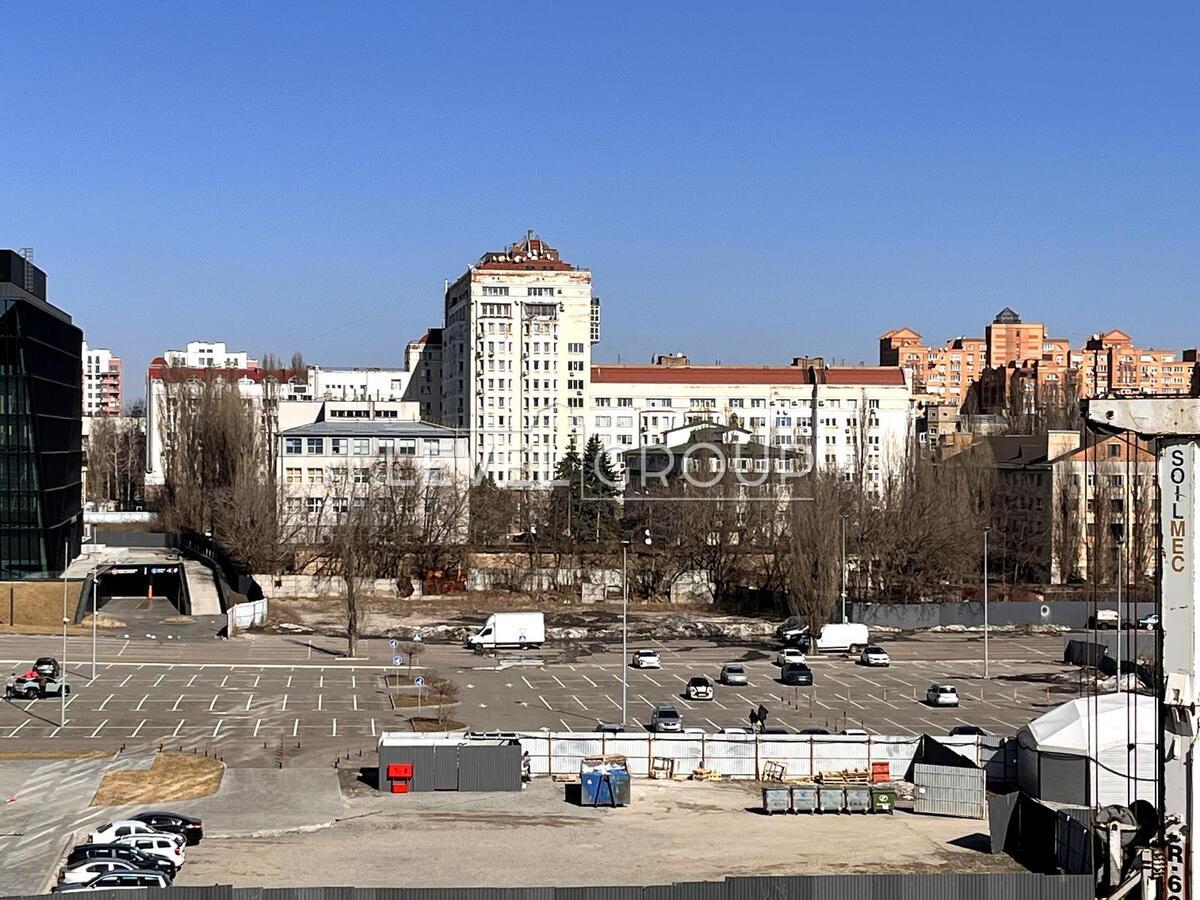 Ґарета Джонса вул. (Сімї Хохлових), 12а