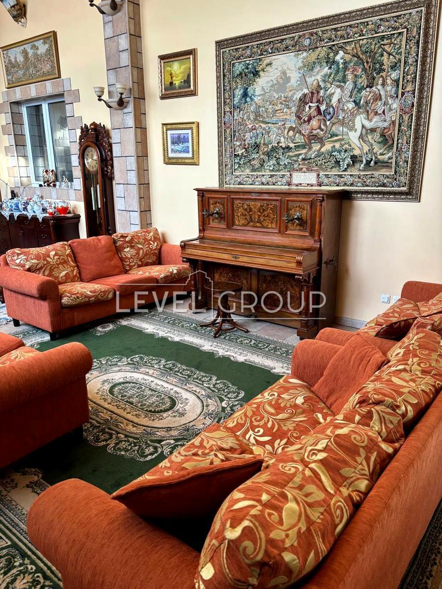 Мистецька вул., 7