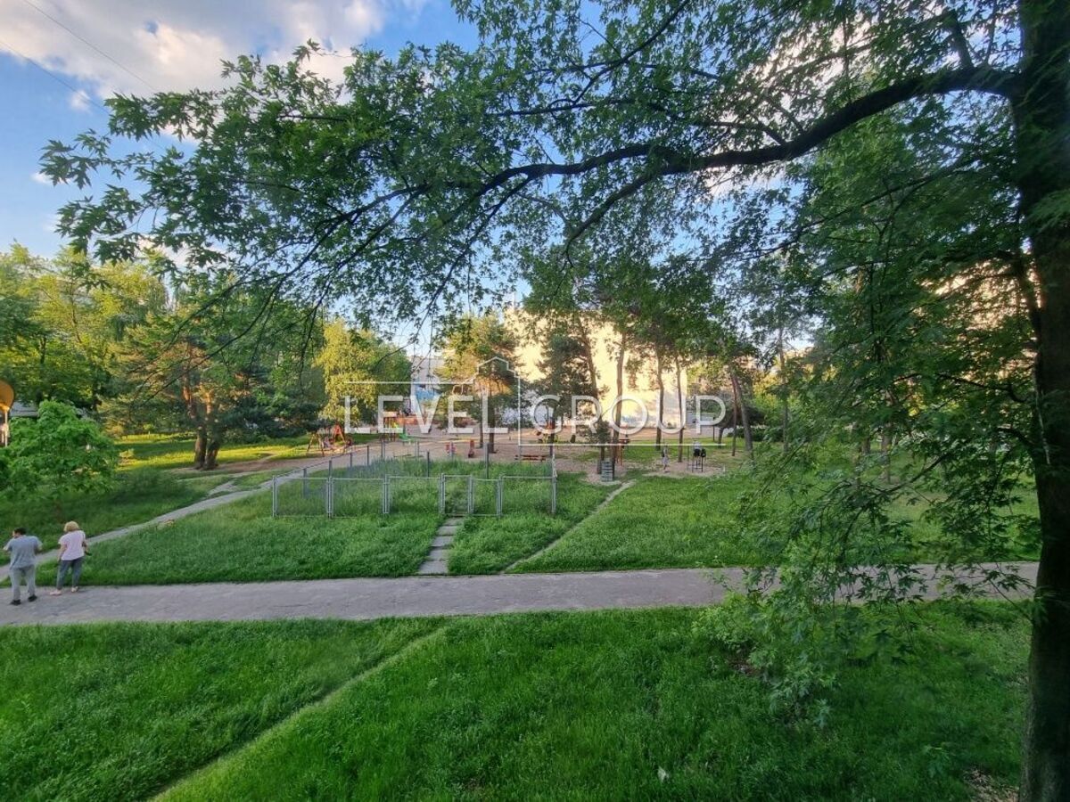 Ореста Левицького вул. (Академіка Курчатова), 8б