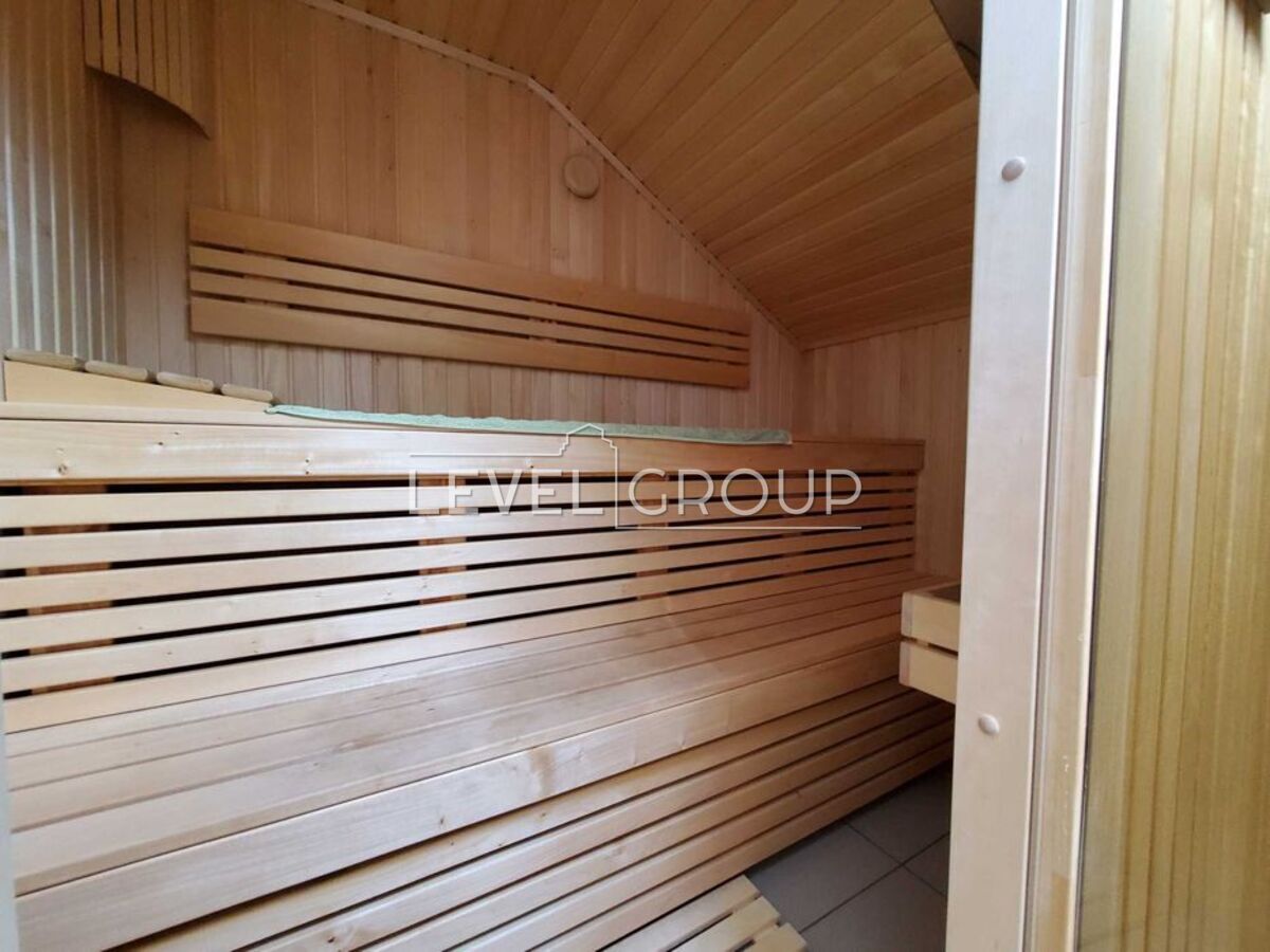 Revolutions Lane, 2m