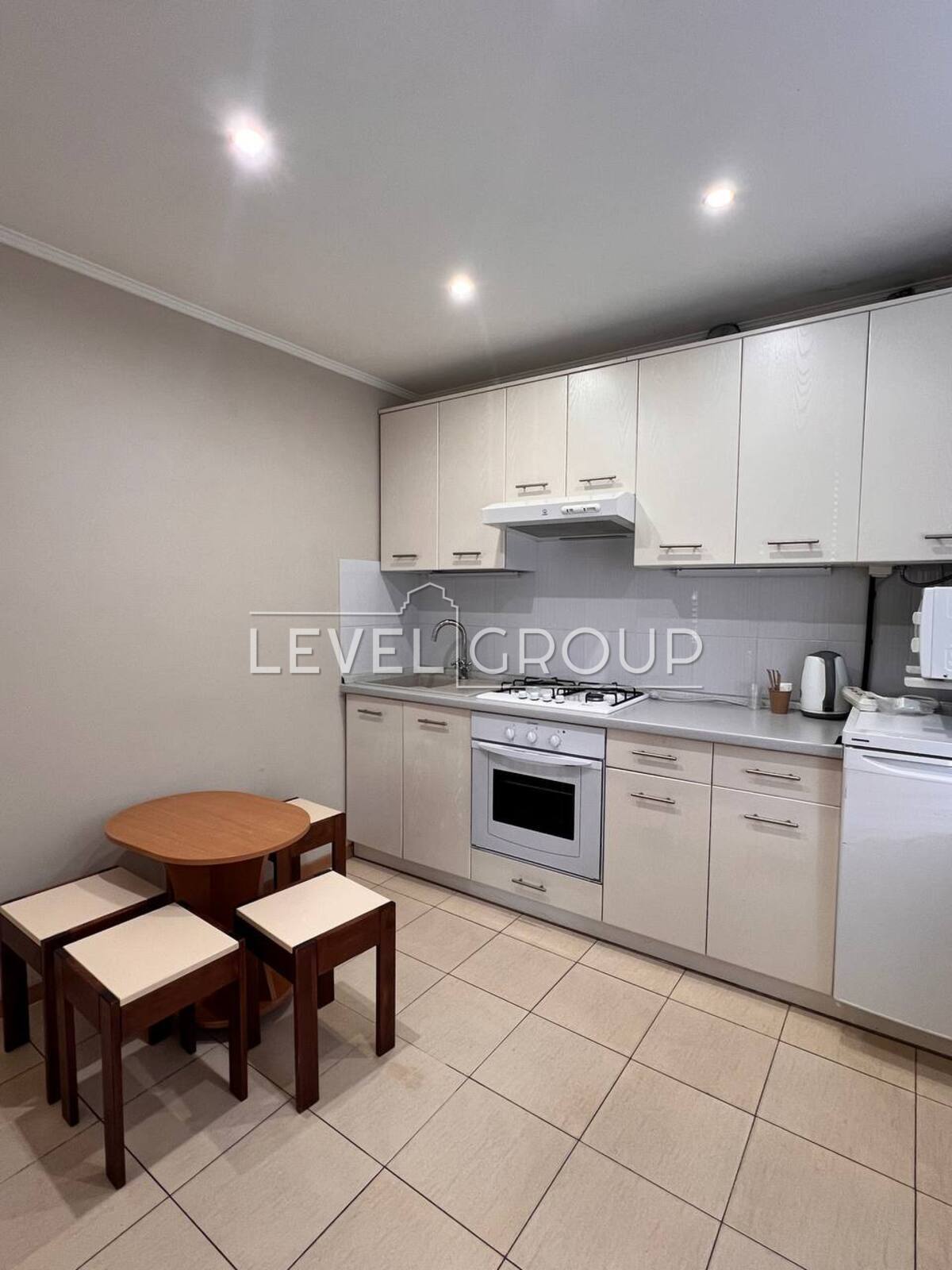 John McCain St. (Ivana Kudry), 30
