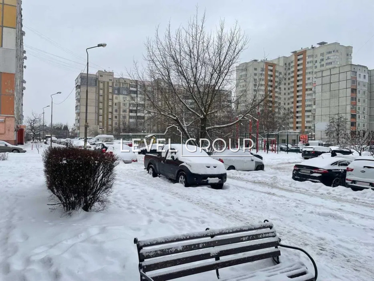 Святоюрївська, 32