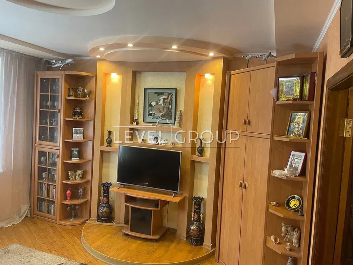 Академіка Булаховського вул., 5б