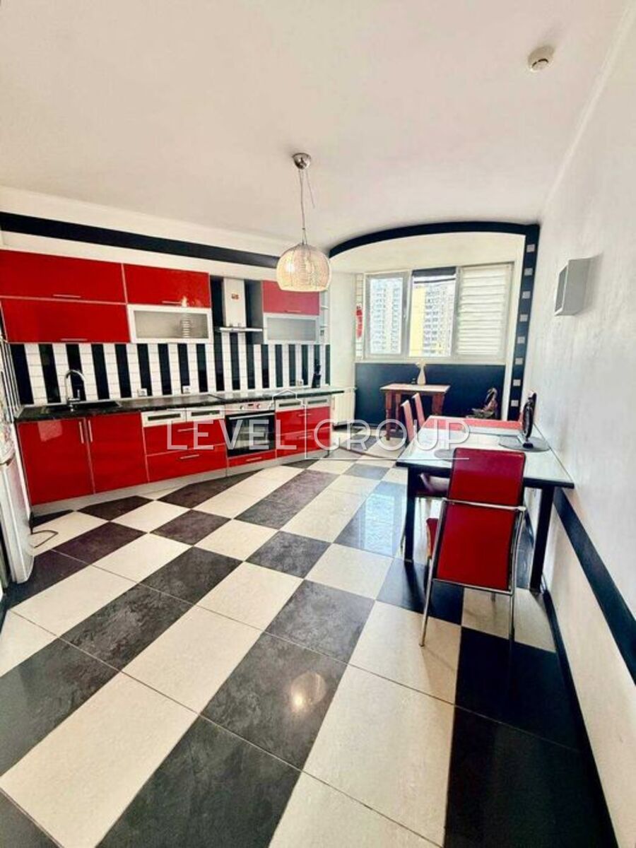 Sribnokilska St., 1