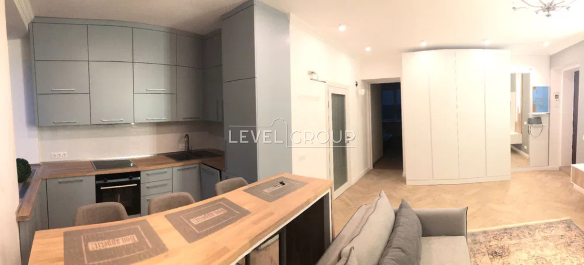 Інститутська вул., 18