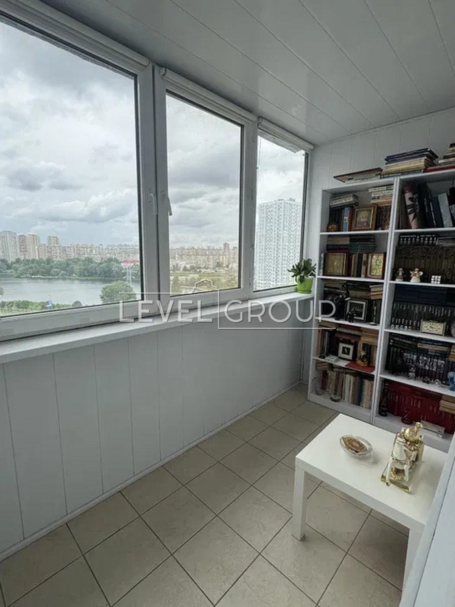 Mykola Bazhan Avenue, 36