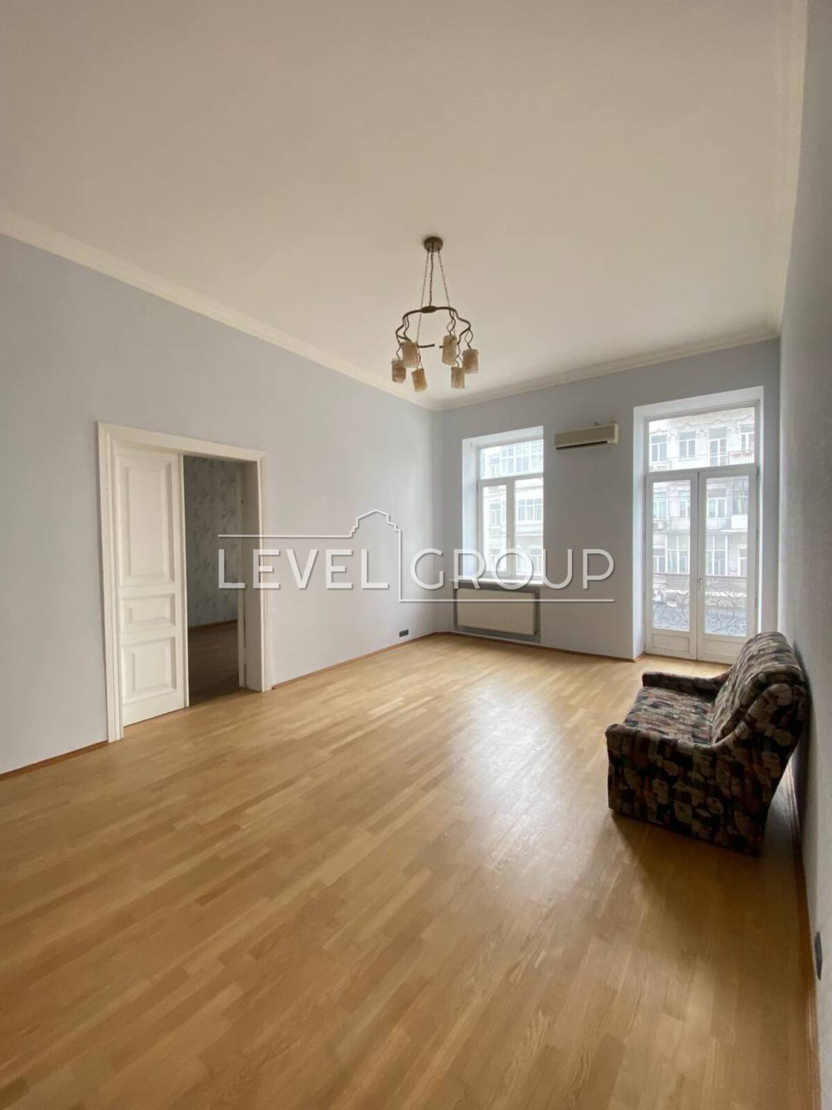 Саксаганського вул., 28