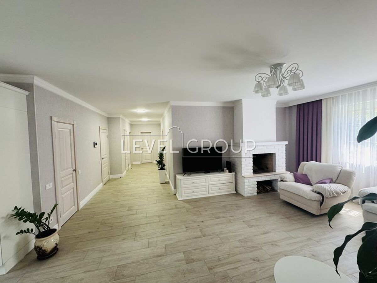 B. Khmelnytskyi St., 30