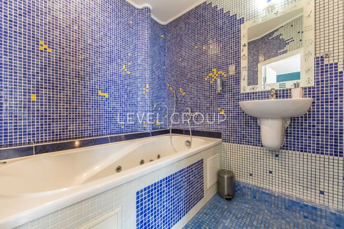 Велика Васильківська вул. (Червоноармійська), 112