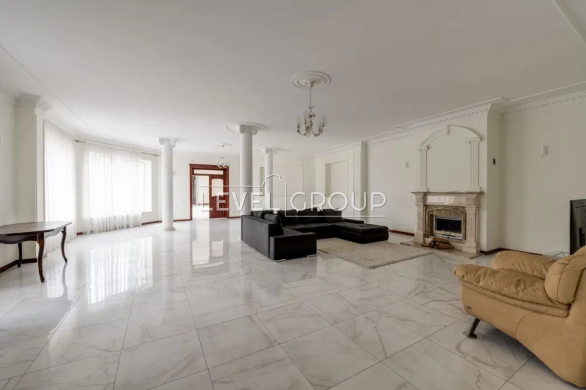 Дніпровська, 10