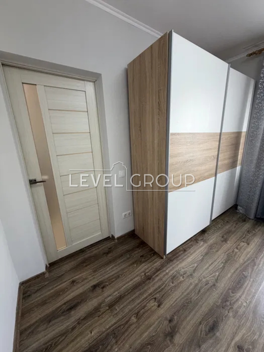 Хорольська вул., 8/4