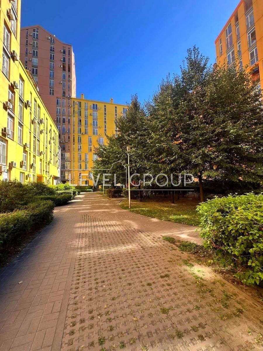 Регенераторна вул., 4