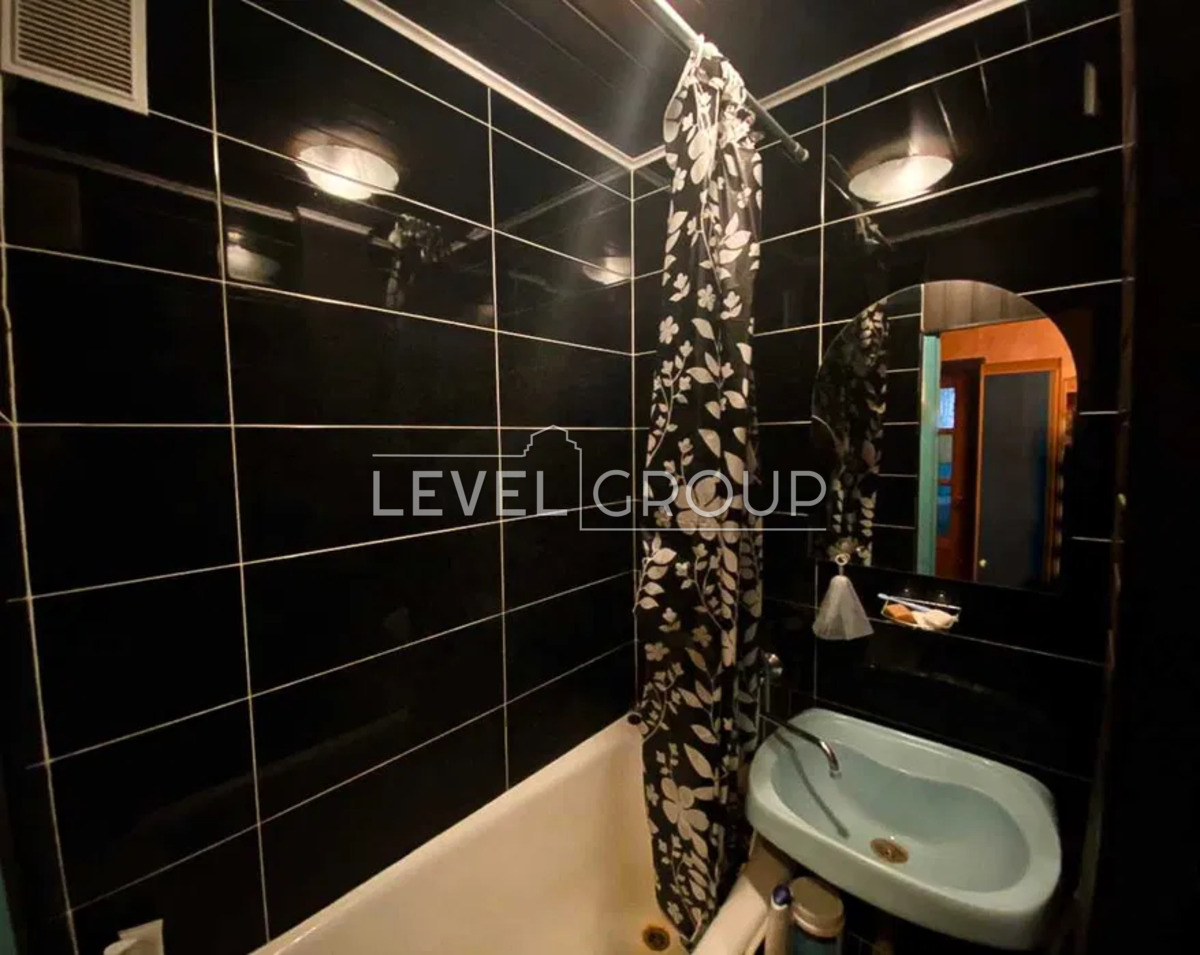 Борщагівська вул., 8