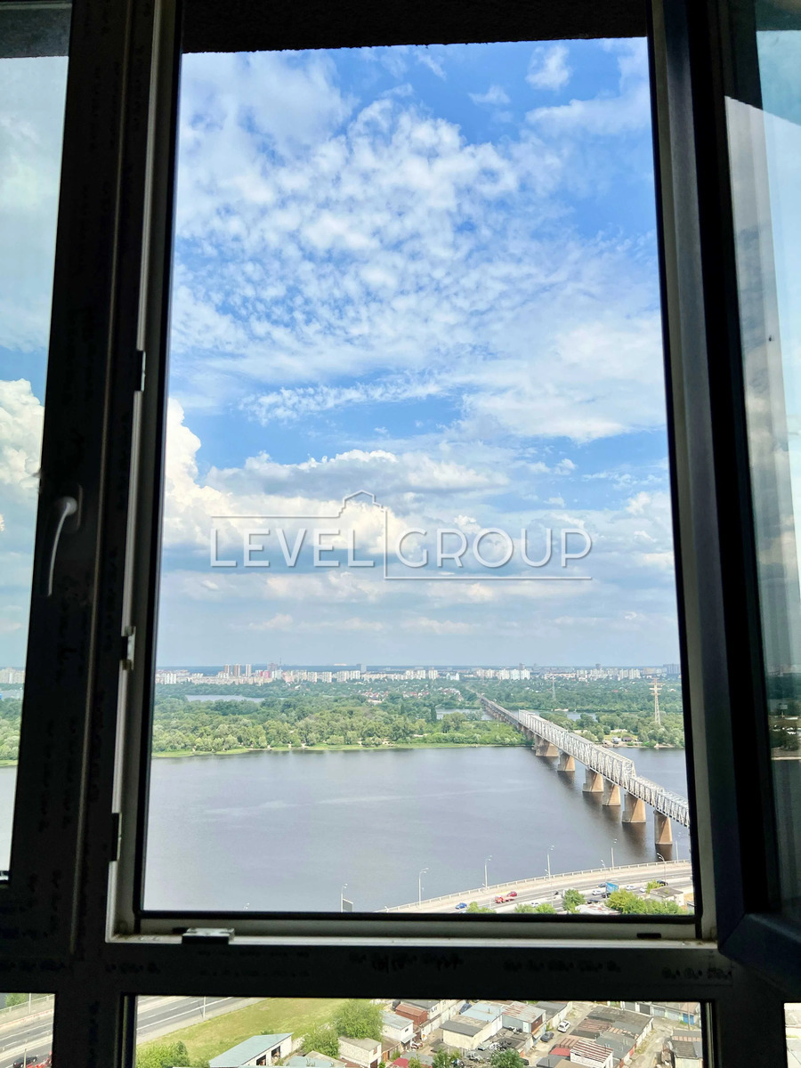 Степана Бандери, 32д