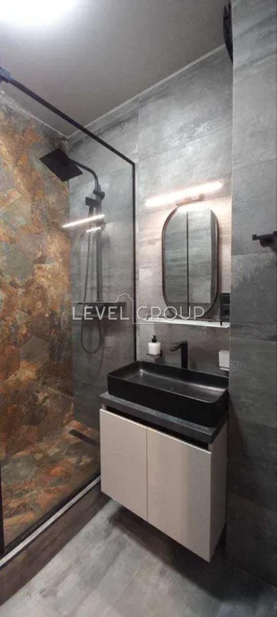 Beresteyskyi Ave. (Poles)