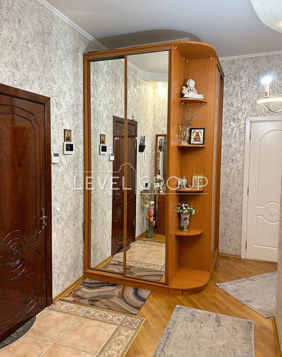 Верховної Ради бульв., 13