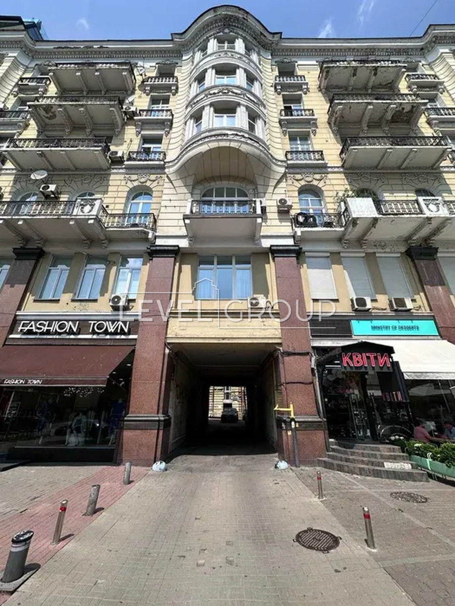Богдана Хмельницького вул., 32