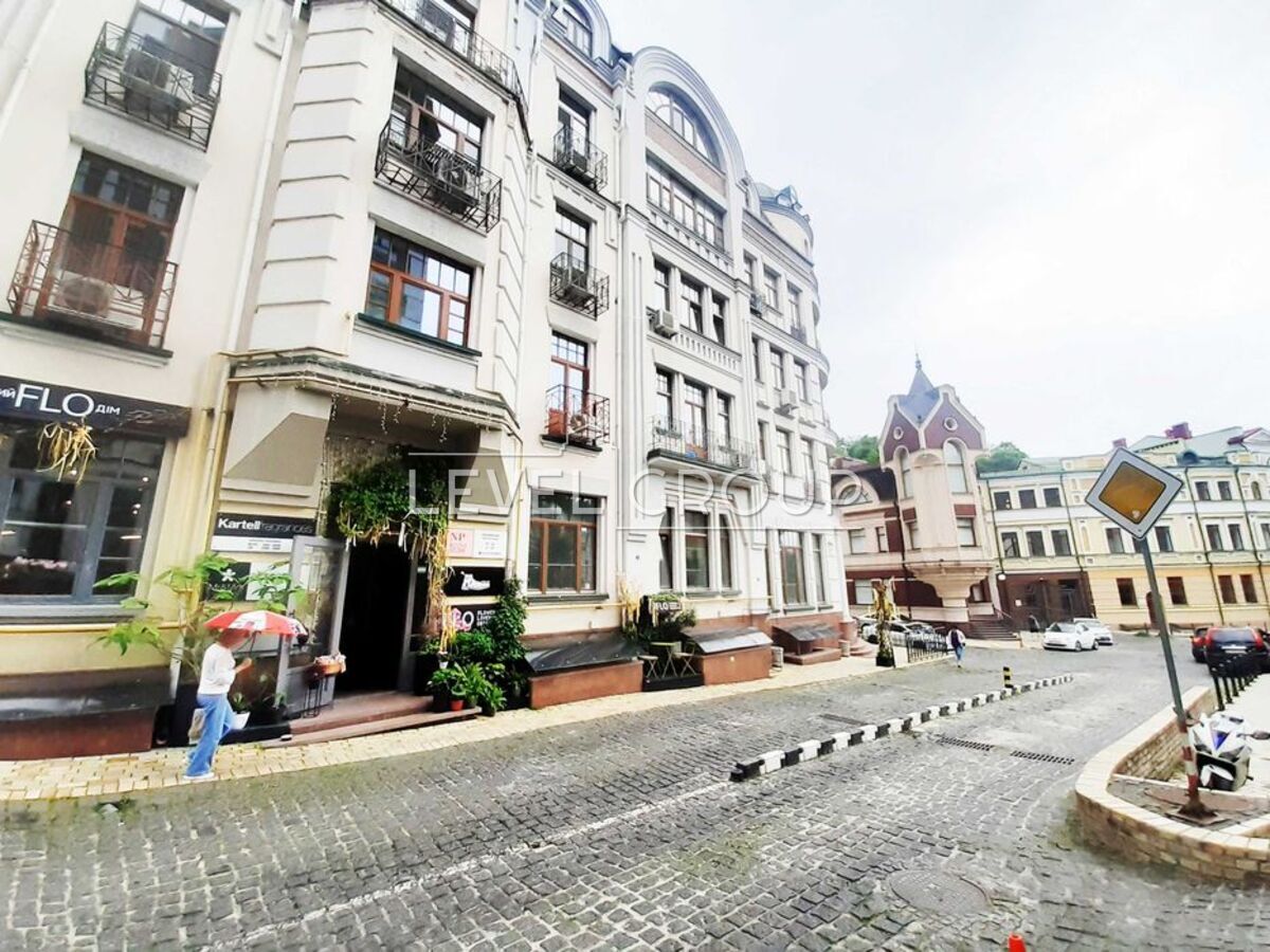 Воздвиженська вул., 48