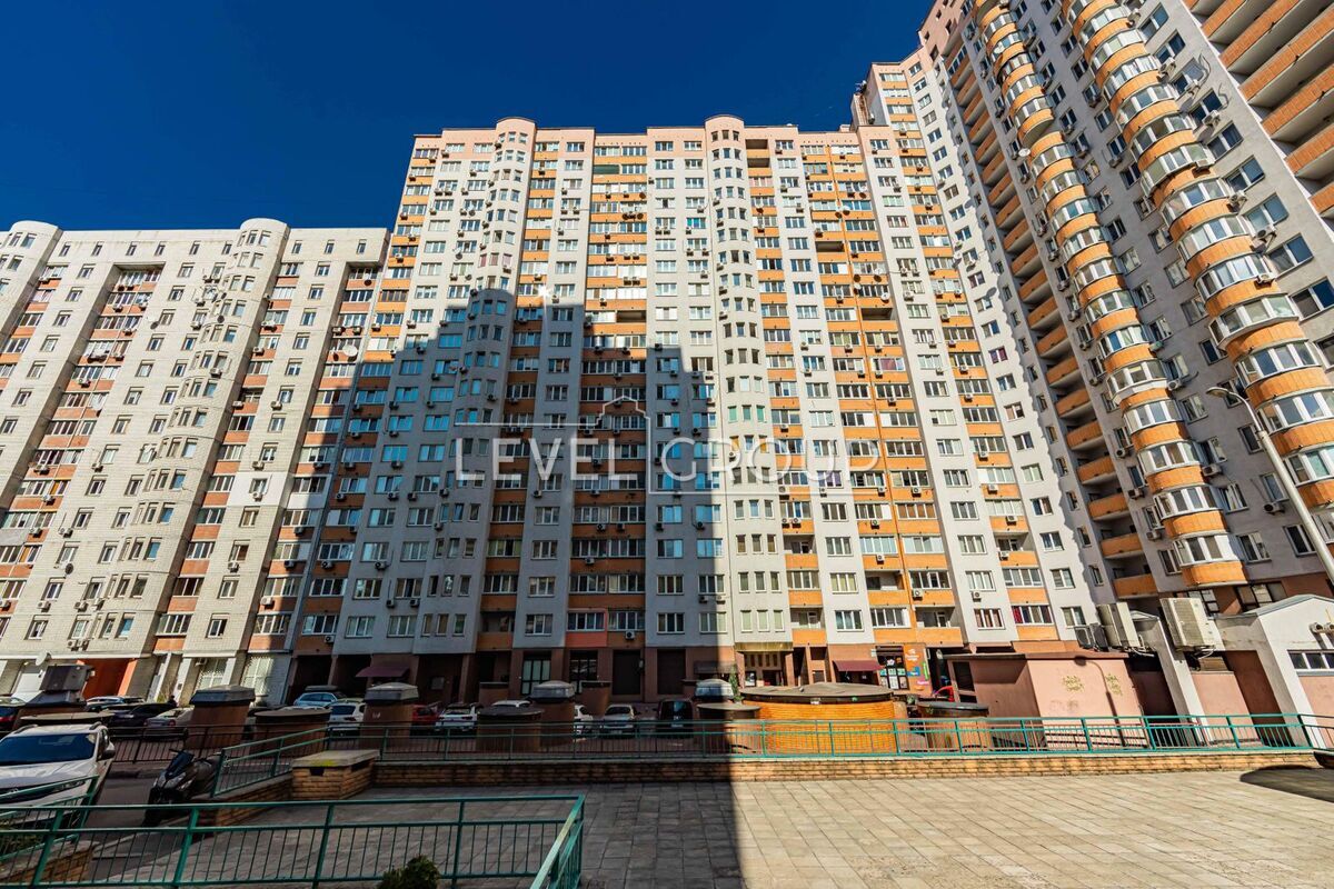 Саперно-Слобідська вул., 10