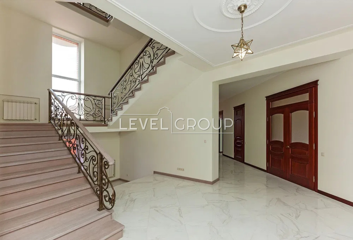 Дніпровська, 10