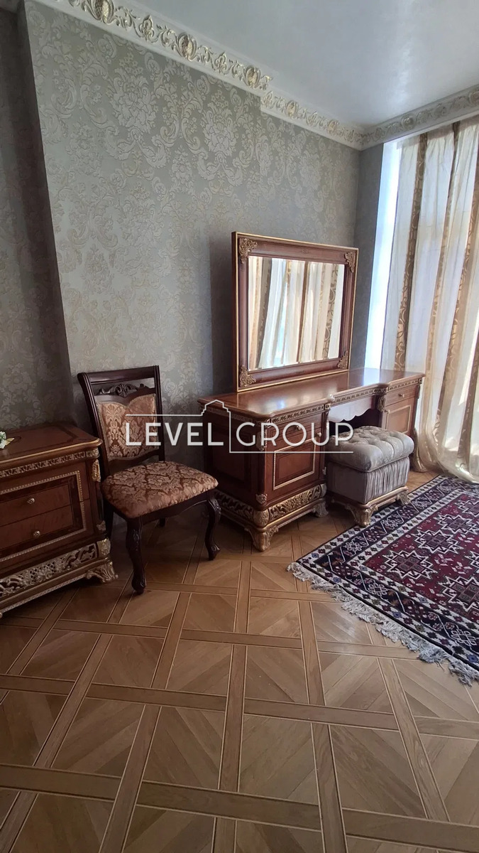 name_en