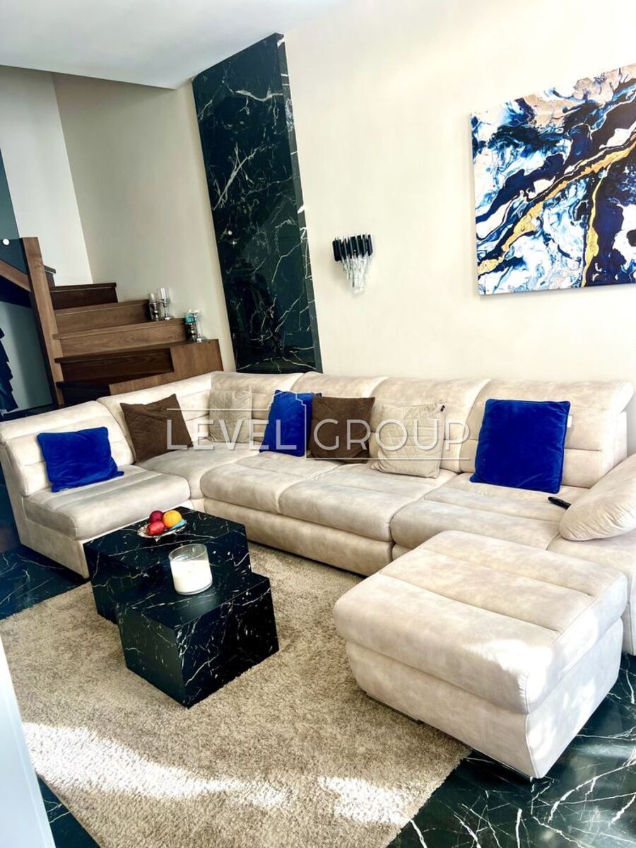 name_en