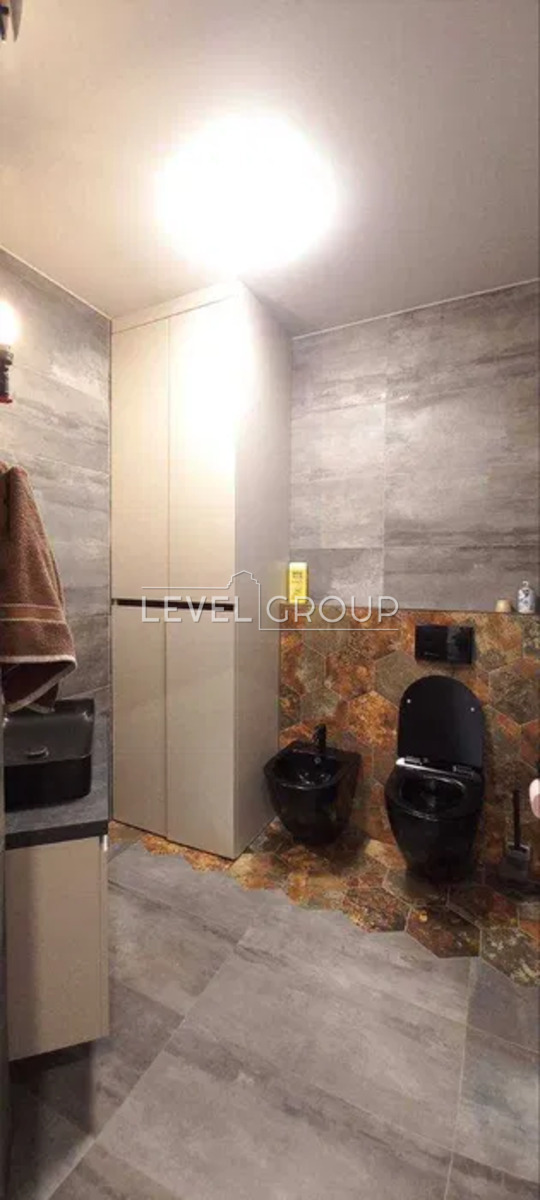 Beresteyskyi Ave. (Poles)