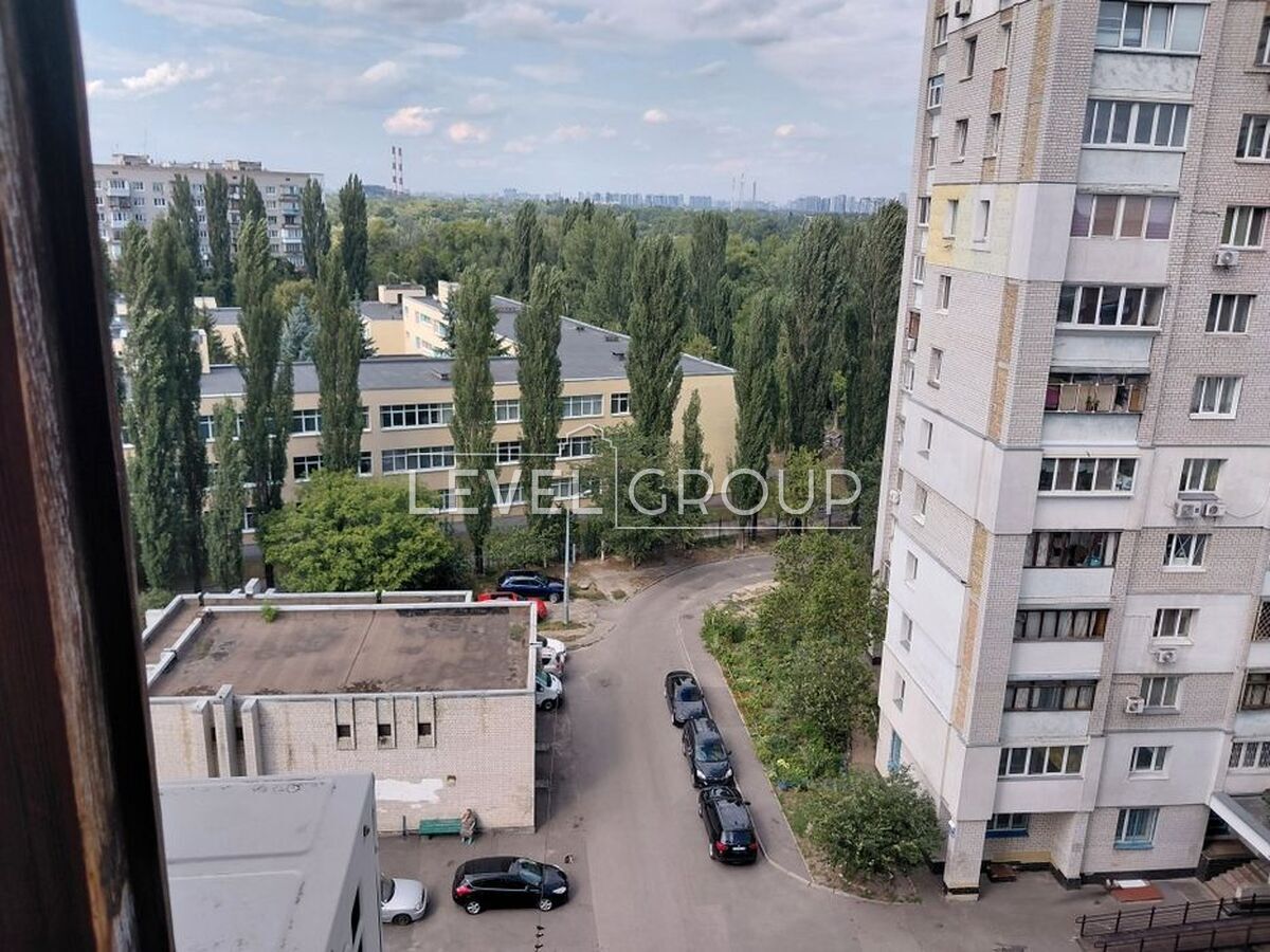 Новопирогівська вул., 19