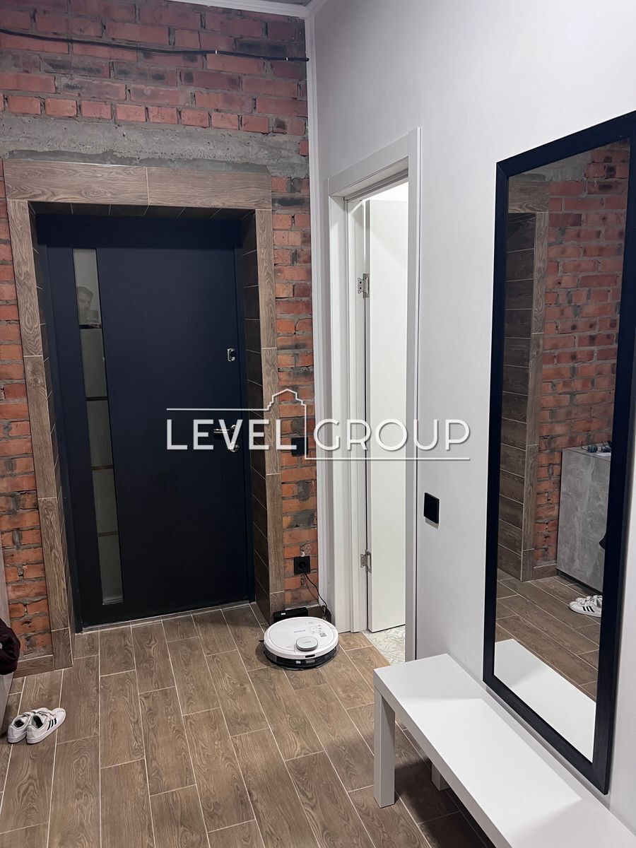 3-тя Будівельників вул., 1