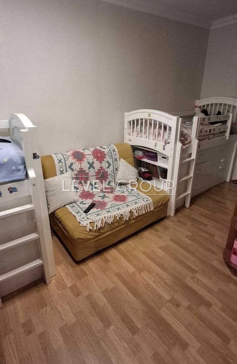 Олега Ольжича вул., 11а