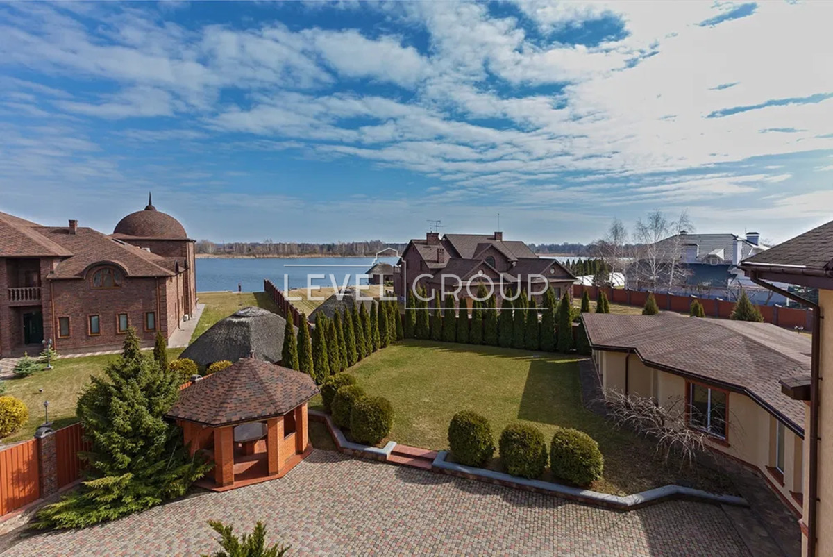 Дніпровська, 10