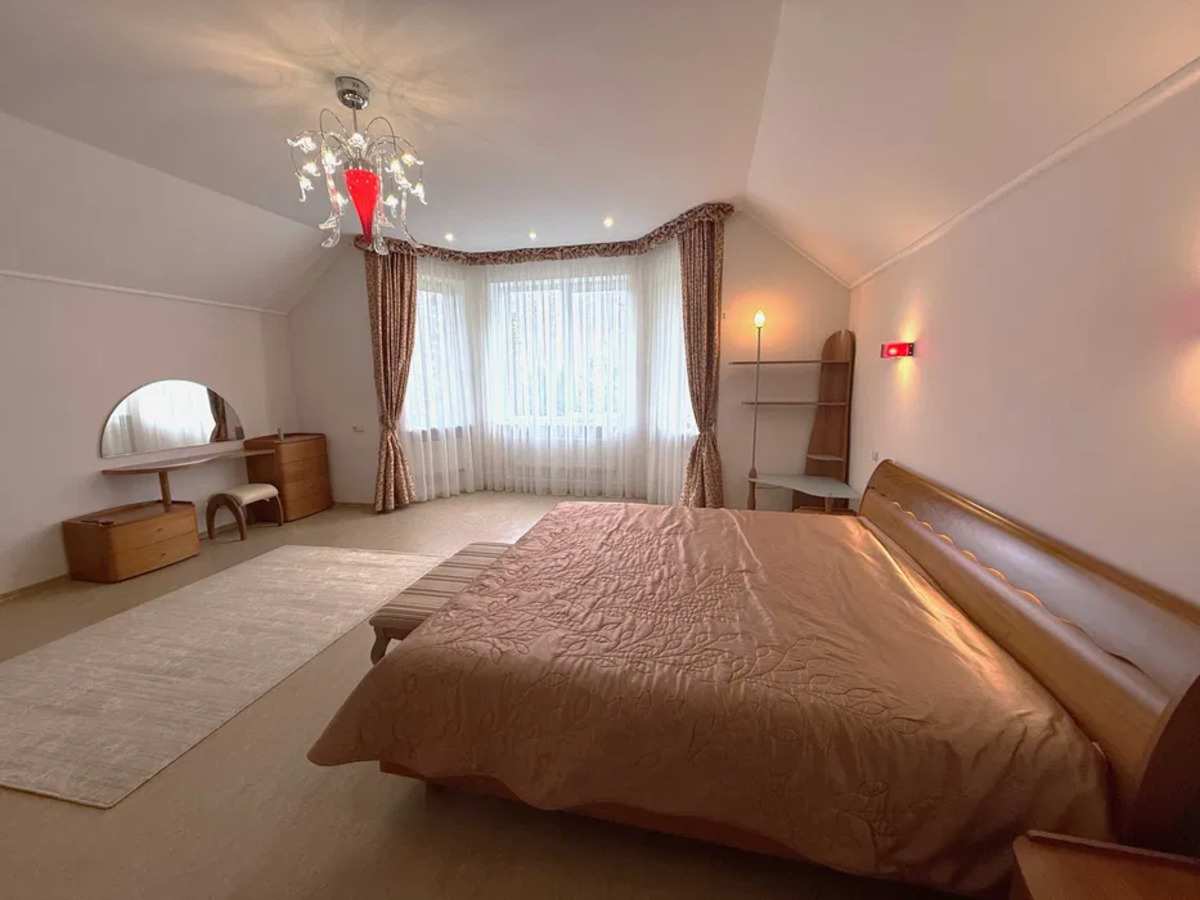 Київська, 12