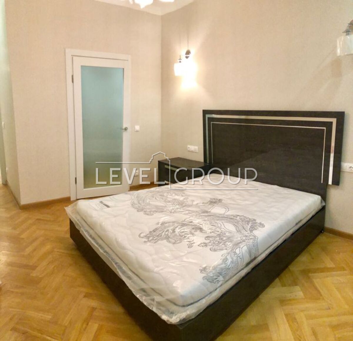 Інститутська вул., 18