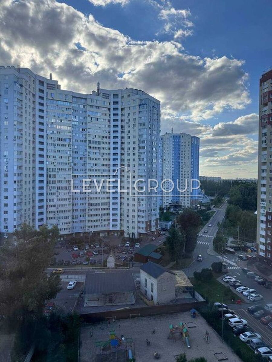 Академіка Глушкова вул., 9Є
